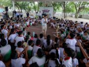 Enseña Ana Paty Peralta a niñas y niños a cuidar sus derechos