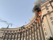 Ataca Rusia sede del Gobierno en Kiev y deja dos muertos y 17 heridos