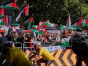 Interrumpen miles de manifestantes la Vuelta a España en protesta por presencia del equipo israelí