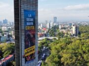 Escalan activistas la Estela de Luz y con gran manta exigen al gobierno proteger la Selva Maya