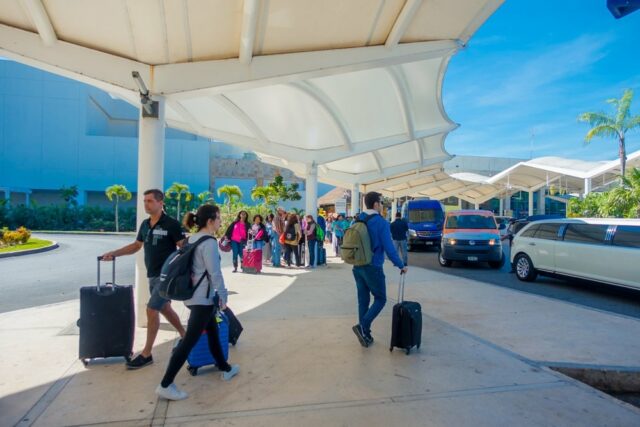 taxis-aeropuerto-cancun-turistas-e1674651830720