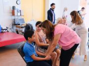 Entregan Mara y Verónica Lezama 20 aparatos auditivos para mejorar la calidad de vida de las personas