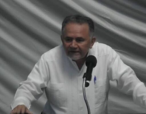 Se enfrentan José Luis Pech y Alberto Batun en el Congreso del Estado
