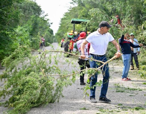 Comunidades mayas y Jorge Portilla reparan el camino de acceso a la zona maya