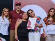Mara Lezama entrega 126 títulos de propiedad a familias cancunenses, que representa un acto de justicia social