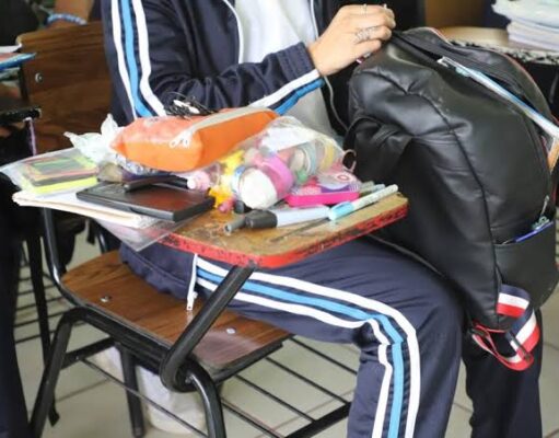 Implementarán revisión voluntaria de mochilas en escuelas, principalmente de Cancún, tras hallazgo de objetos prohibidos en pertenencias de escolares