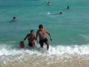 Rescatan a hombre que estaba en riesgo de morir en el mar, en Cancún
