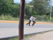 Captan en video riña entre choferes de vanes afuera de hotel de la Riviera Maya