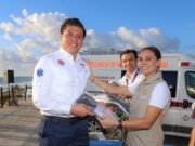 Dota Ana Paty Peralta de uniformes a guardavidas en playas de Cancún