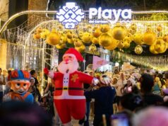 Miles de playenses y turistas disfrutan del Gran Desfile Navideño en la Quinta Avenida