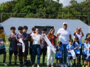 Mara Lezama y Ana Paty Peralta entregan renovada cancha de pasto sintético en la Región 258 de Cancún