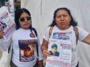 Madres buscadoras de Chiapas pegan fichas de sus desaparecidos en Cancún