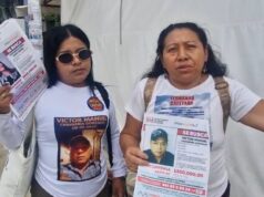 Madres buscadoras de Chiapas pegan fichas de sus desaparecidos en Cancún