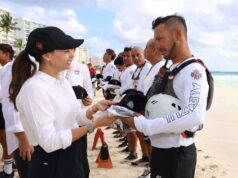 Entrega Ana Paty Peralta uniformes a guardavidas de Cancún