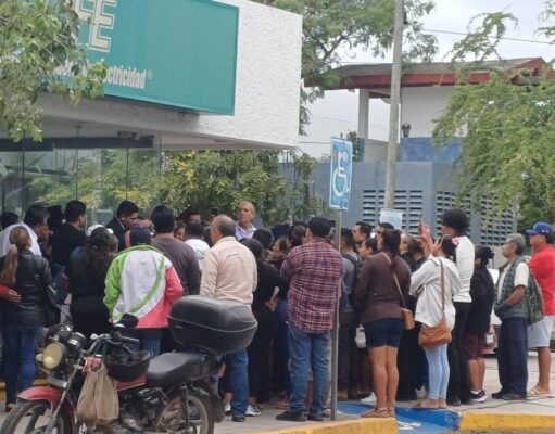 Protestan vecinos de Valle Verde ante la CFE por elevados cobros